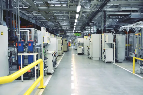 最新の設備が整った清潔感のある工場・物流センターの内観